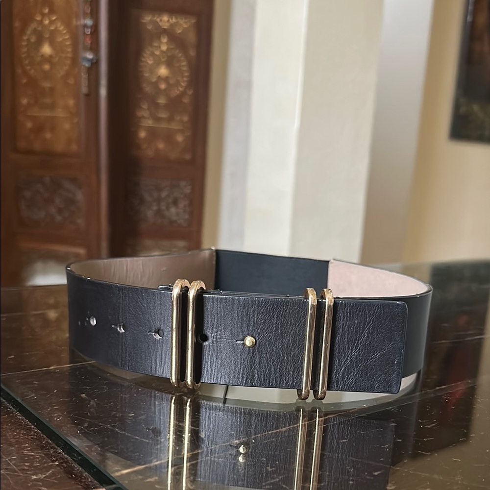black Ann Taylor belt with a wide band and double gold-tone rings ✨
